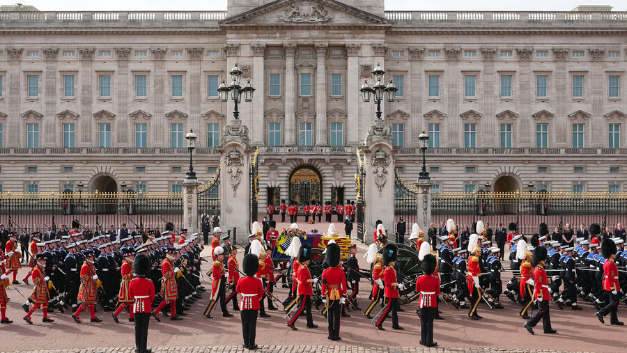 El funeral de la reina demuestra el poder del trono