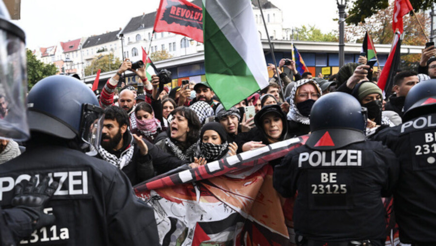 Enfrentamiento policial con personas que odian a Israel en Alemania