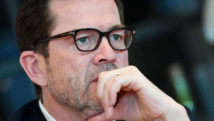 Guttenberg teme que una Alemania débil sea un blanco fácil para Trump